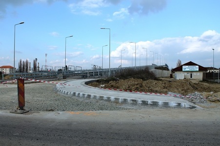 REPORTAJ: Arad: Un pasaj rutier al CFR, finalizat de şase luni, nu poate fi folosit pentru că TIR-urile nu au loc să intre 