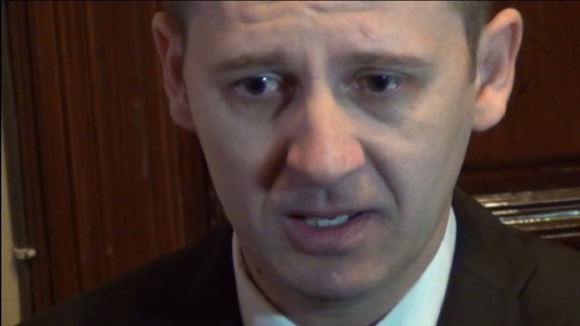 Un consilier din Craiova demisionează în lacrimi: Trăim vremuri când oricine poate ajunge în situaţia Olguţei Vasilescu - VIDEO
