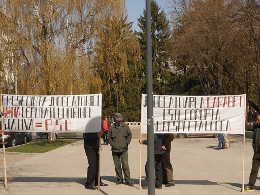 Zeci de localnici din Pungeşti au protestat, nemulţumiţi de decizia de invalidare a referendumului de demitere a primarului