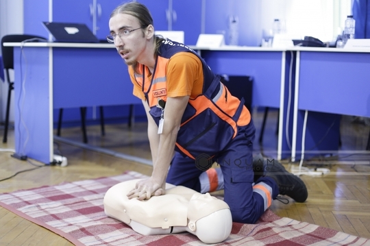 Ambulanţa Bucureşti vrea să înregistreze un nou record mondial, cu peste 12.000 de persoane la un curs de resuscitare (FOTO: Inquam Photos / Octav Ganea)