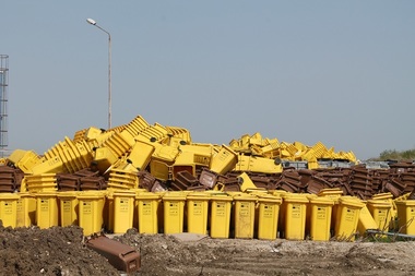 Arad: Peste 160.000 de pubele şi containere cumpărate cu 24 mil. lei, depozitate de cinci ani, unele fiind deja deteriorate