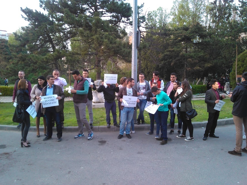 Protest în curtea Spitalului Judeţean Constanţa - peste 30 de persoane au cerut demisia conducerii unităţii