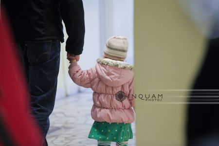 Klaus Iohannis a promulgat noua Lege a adopţiei, care prevede concediu de acomodare prelungit pentru părinţi