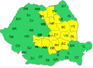Cod galben de ploi, vânt şi descărcări electrice în centrul şi  în zona de est a ţării, de duminică până luni seară