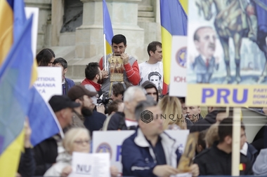 Protest faţă de construirea moscheii, în faţa Palatului Cotroceni (GALERIE FOTO)