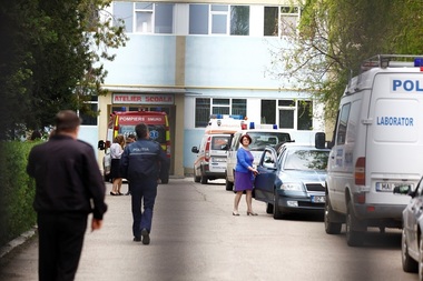 Buzău: Profesor mort în faţa elevilor, după ce s-a electrocutat în timpul unui experiment şi a căzut lovindu-se la cap