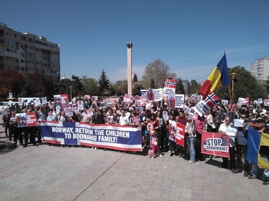Sute de persoane au participat la mitinguri de susţinere a familiei Bodnariu şi la Constanţa şi Galaţi