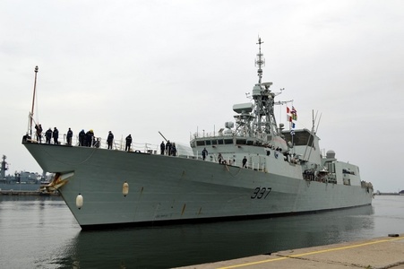 Exerciţiul NATO din Marea Neagră a fost supravegheat de militari ruşi, susţine comandantul fregatei canadiene Fredericton