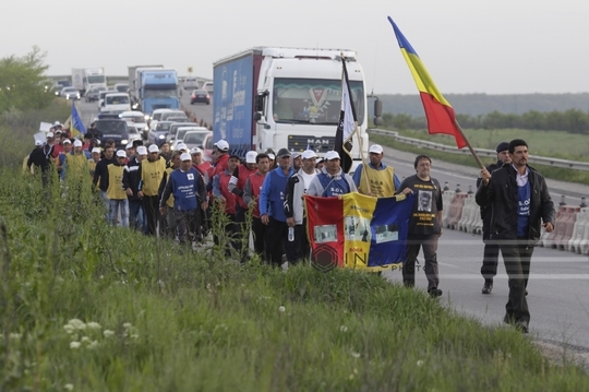 Minerii care au plecat pe jos de la Rovinari au ajuns la Bucureşti şi merg la Guvern (FOTO: Inquam Photos / Octav Ganea)