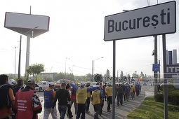 Minerii care au plecat pe jos de la Rovinari au ajuns la Bucureşti şi merg la Guvern. FOTO