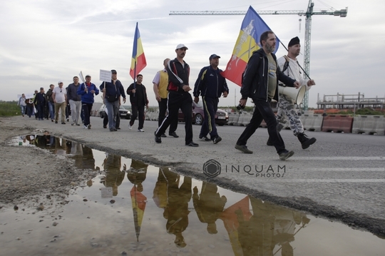 Minerii care au plecat pe jos de la Rovinari au ajuns la Bucureşti şi merg la Guvern (FOTO: Inquam Photos / Octav Ganea)