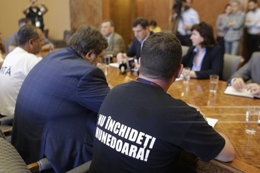 Vicepremierul Costin Borc i-a asigurat pe minerii care au ajuns la Bucureşti că nu se pune problema să se închidă vreodată CEO şi că le ascultă cererile. FOTO