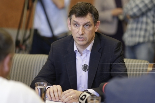 Vicepremierul Costin Borc i-a asigurat pe mineri că nu se pune problema să se închidă vreodată CEO şi că le ascultă cererile (FOTO: Inquam Photos / Octav Ganea)