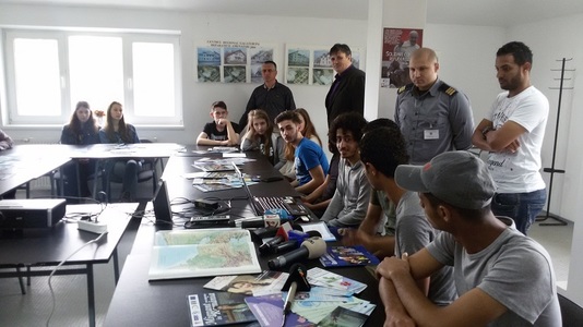 Primii refugiaţi ajunşi în România au vorbit cu elevii unui liceu din Galaţi: E greu să ne întoarcem, putem fi omorâţi
