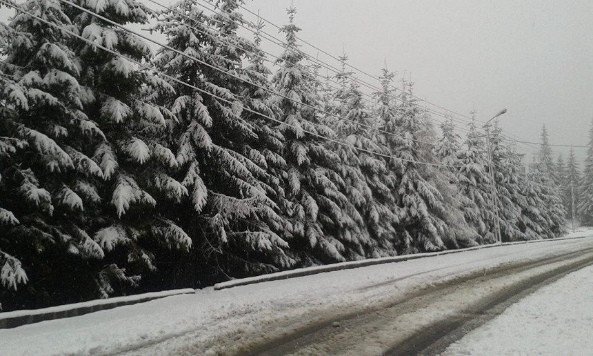 Harghita:Circulaţie blocată din cauza unui tir care a derapat pe zăpadă; trafic în condiţii de iarnă pe mai multe drumuri