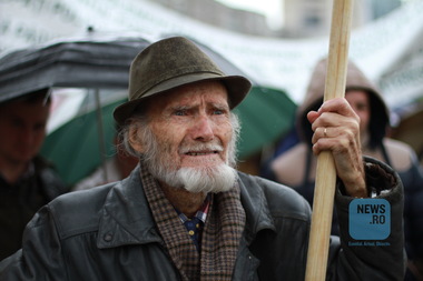 Aproximativ o mie de pădurari au protestat la sediul Guvernului şi au cerut demiterea ministrului Mediului