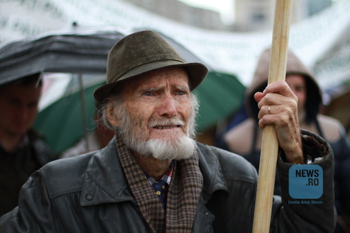 Aproximativ o mie de pădurari au protestat la sediul Guvernului şi au cerut demiterea ministrului Mediului
