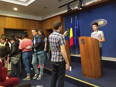 REPORTAJ: ”Şcoala altfel” la Guvern: Elevii au majorat alocaţiile şi au interzis temele 