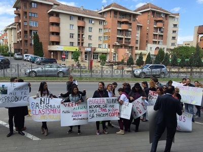 Alba Iulia: Protest faţă de unul dintre candidaţii PNL la CL, acuzat de rasism după ce a propus "sterilizarea femeilor rome"