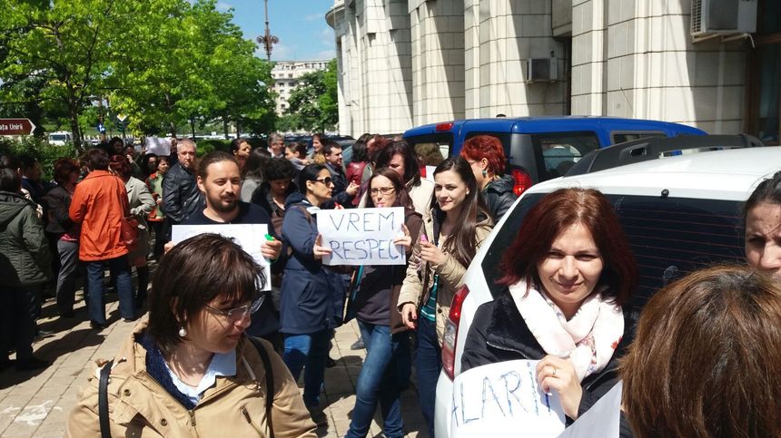 Angajaţii din protecţia mediului, nemulţumiţi de salarizare, pichetează din nou ministerul de resort - FOTO