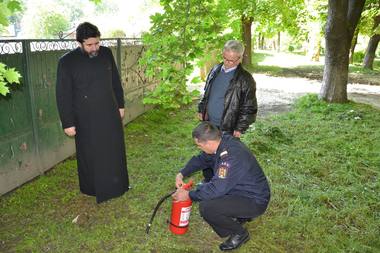 Pompierii au controlat peste 2.000 de biserici şi au dat 142 de amenzi