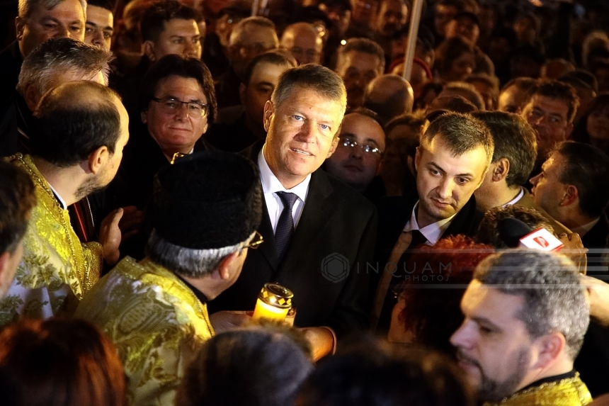 Klaus Iohannis participă la Slujba de Înviere de la Patriarhie, alături de soţie. Câteva persoane au strigat "Demisia!"
