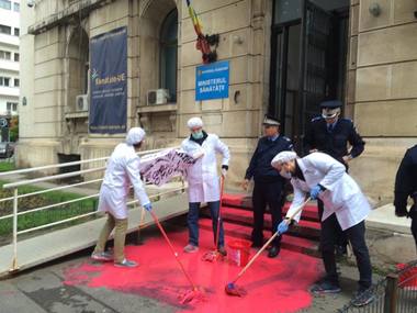 Protest spontan la Ministerul Sănătăţii: „Ştergem urmele crimei. Ministerul Sănătăţii, DNA, DIICOT, complici la omor”. FOTO