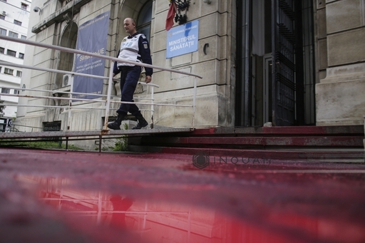 Protestatarii de la Ministerul Sănătăţii au aruncat vopsea diluată pe trotuar: „La fel ca dezinfectanţii din spitale”