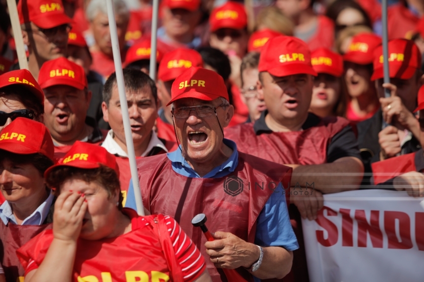 Aproximativ 3.000 de lucrători poştali protestează în Piaţa Victoriei, nemulţumiţi de salarii şi de condiţiile de muncă. FOTO