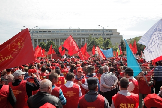 Aproximativ 3.000 de lucrători poştali protestează în Piaţa Victoriei, nemulţumiţi de salarii şi de condiţiile de muncă (FOTO: Inquam Photos / George Calin)