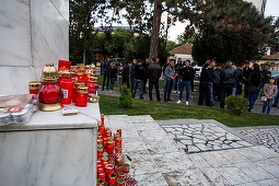 Sergentul Vizireanu, comemorat la Asociaţia de Fotbal Buzău. Colegi ai militarilor morţi în Afganistan au aprins lumânări la Monumentul Eroilor