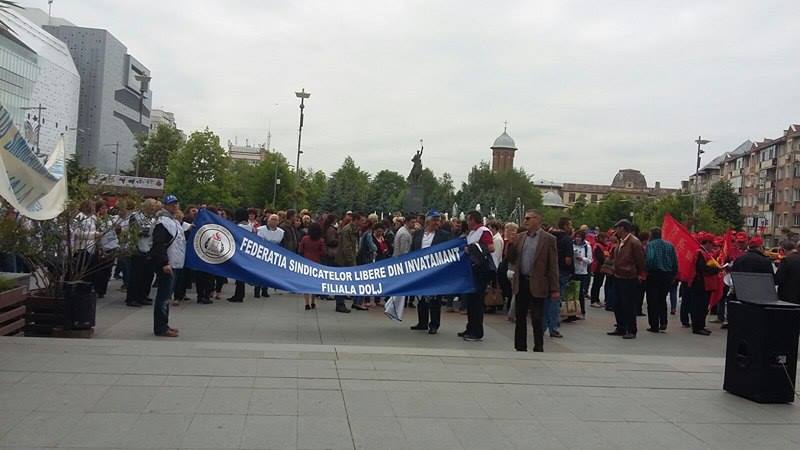 Câteva sute de sindicalişti din sănătate, învăţământ, sistemul penitenciar şi poştă protestează la Craiova
