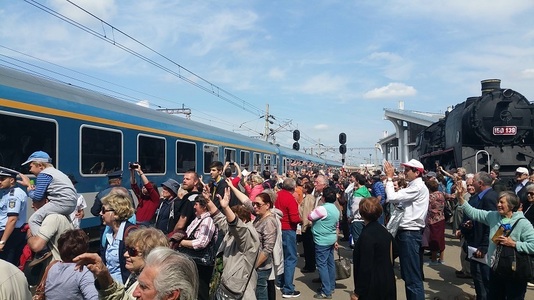 Primul tren cu pelerini ungari care merg la Şumuleu Ciuc de Rusalii, întâmpinat la Cluj cu pogăcele, pălincă şi o fanfară