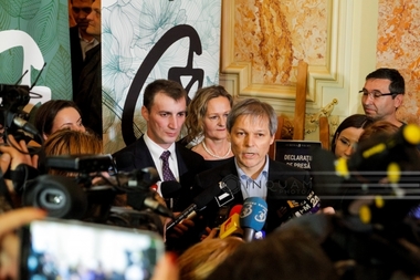Cioloş distribuie pe Facebook o postare a lui Marian Godină: ”Nici eu nu puteam spune mai bine”