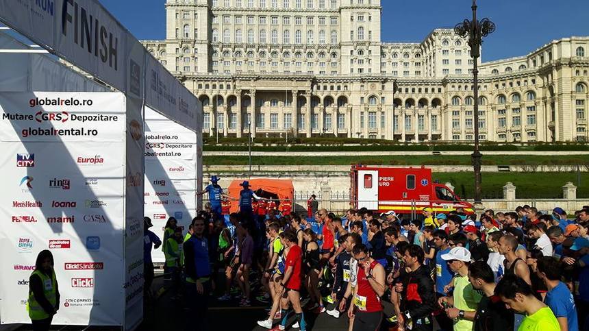 Mii de persoane aleargă la Semimaratonul Bucureşti; traficul este închis pe o distanţă de 21 de kilometri în zona Piaţa Constituţiei