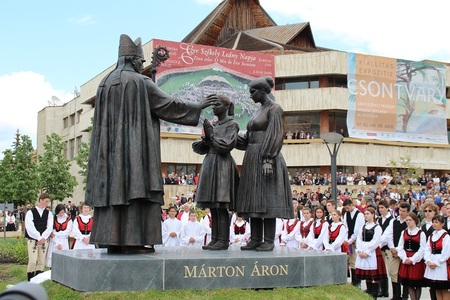 Preşedintele Ungariei a participat, alături de 6.000 de persoane, la inaugurarea unui grup statuar cu episcopul Márton Áron