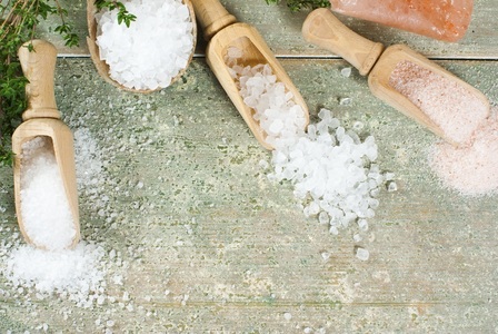 Medici: Românii consumă peste 12 grame de sare pe zi, de peste două ori mai mult faţă de cât ar fi nevoie