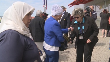 Studenţii străini la Medicină din Arad, majoritatea arabi, scanaţi cu detectoare de metale la festivitatea de încheiere a studiilor - FOTO