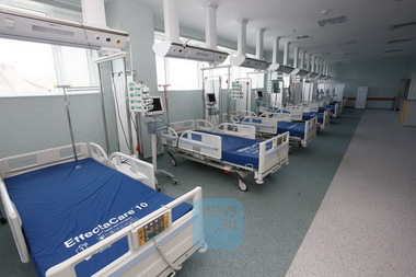 Noua maternitate din Buzău, inaugurată în urmă cu patru ani însă nefuncţională, a fost deschisă oficial. O pacientă a născut deja în noua maternitate. FOTO