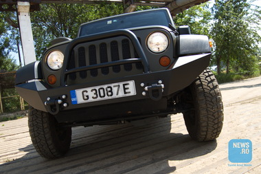 Uzina Mecanică Bucureşti vrea să treacă de la vechiul tanc TR 85 la asamblarea de utilitare militare Jeep J8 - FOTO / VIDEO