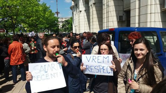 Aproximativ 500 de angajaţi din protecţia mediului protestează în Piaţa Constituţiei, nemulţumiţi de salarizarea din sistem