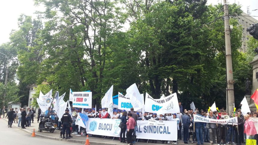 Aproximativ 400 de sindicalişti din industria de apărare pichetează Palatul Cotroceni - FOTO