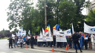 Preşedinţia, după proteste: Iohannis susţine adoptarea celor mai potrivite decizii pentru revigorarea industriei de apărare