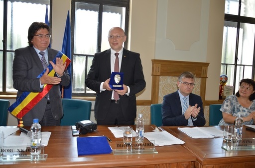 Stefan Hell, laureatul premiului Nobel pentru chimie, desemnat cetăţean de onoare al Timişoarei; a vizitat liceul la care a învăţat
