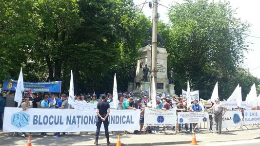 Sindicaliştii BNS protestează la Palatul Cotroceni, cerând modificarea legislaţiei muncii şi a dialogului social