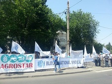 Sindicalişti afiliaţi BNS protestează la Cotroceni, reclamând subfinanţarea din agricultură, întârzierea subvenţiilor şi lipsa de viziune privind cercetarea agricolă
