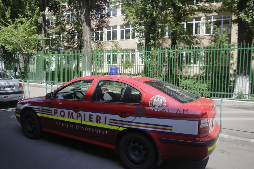 Ambulanţe trimise la o şcoală din Capitală după ce cinci copii au acuzat probleme respiratorii. Şi un profesor a fost transportat la spital. FOTO