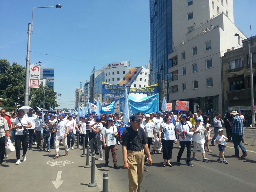 Aproximativ 5.000 de sindicalişti din educaţie care protestează în Capitală au plecat în marş din Piaţa Victoriei - FOTO, VIDEO