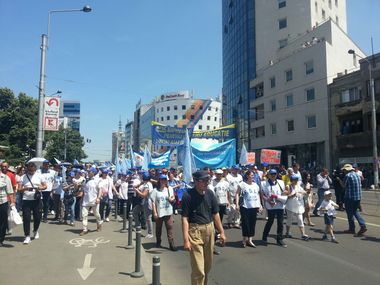 Sindicaliştii din învăţământ, în faţa Palatului Cotroceni: “Huo pentru dom' profesor!”
