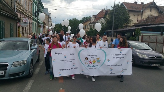 Sibiu: Peste 200 de părinţi cu copii şi medici ai Spitalului de Pediatrie, la un marş prin oraş, cerând construirea unei noi unităţi